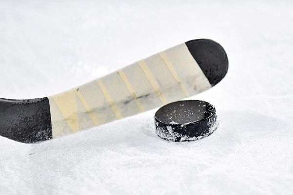 Хоккеист умер во время тренировки в челябинском Ледовом дворце