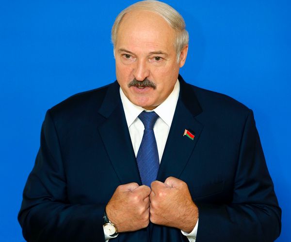 Лукашенко заявил о нежелании переводить Белоруссию на военное положение