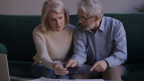У пенсионеров стали пропадать сбережения. Появилась новая схема обмана пожилых людей
