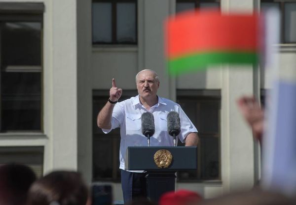 "Покрошили бы и выплюнули". Лукашенко порассуждал о судьбе Белоруссии без него 