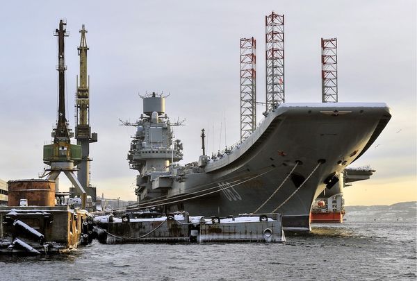 Раскрыта стоимость восстановления "Адмирала Кузнецова" после пожара