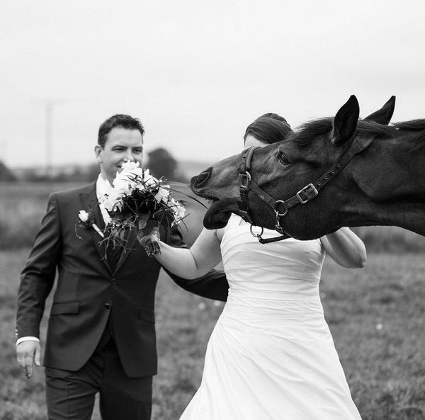10 свадебных фотографий, снятых в неудачный момент, от которых молодожёны с радостью бы избавились