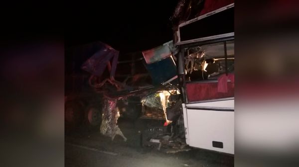 В ДТП с автобусом и грузовиком в Калмыкии погибло три человека, ещё пять пострадало