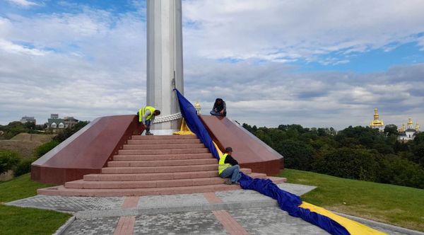 СМИ сообщили, что самый большой флаг Украины порвался за несколько дней. Кличко заявил, что это неправда