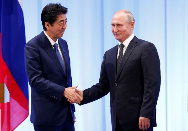 Премьер Японии — о своей отставке: Сожалею, что не решил вопрос мирного договора с Россией