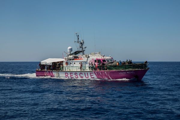 Более 200 человек на борту. Купленное Бэнкси судно для спасения мигрантов терпит бедствие
