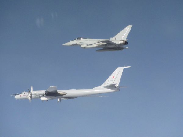 Истребители НАТО сопроводили российские самолёты во время учений морской авиации