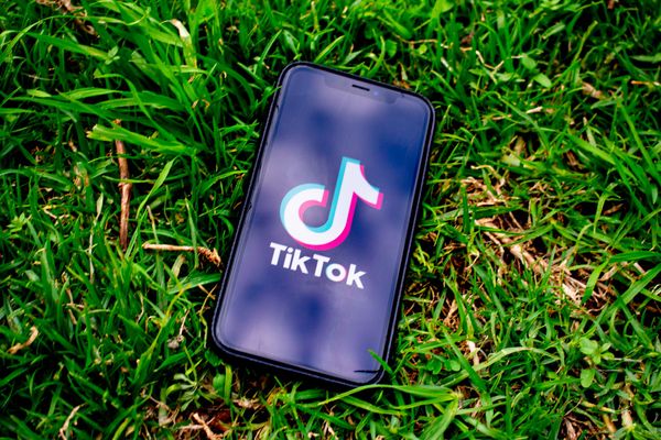 В TikTok стартовал новый опасный челлендж по удалению родинок подручными средствами