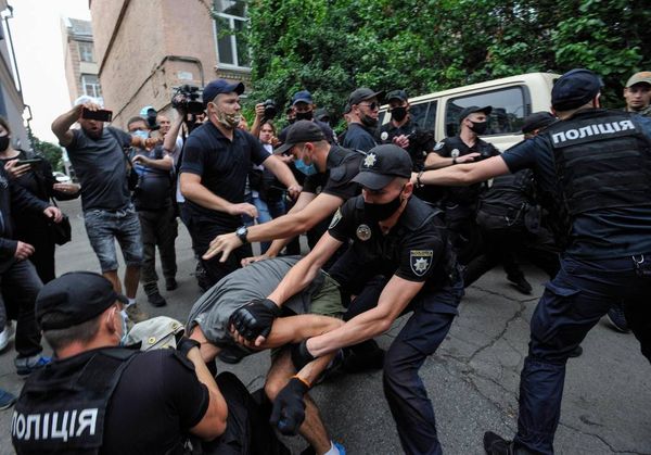 Митинг жителей посёлка под Харьковом перерос в столкновения с цыганами