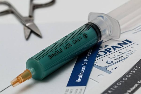 Первую вакцину от коронавируса в РФ зарегистрируют в течение 10 дней