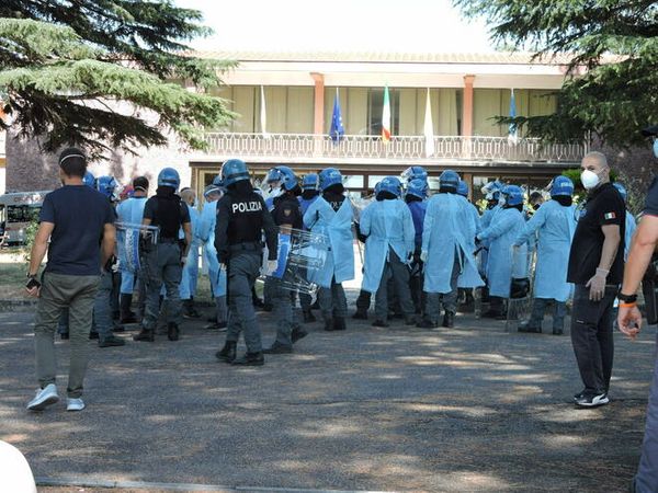 В Италии "коронавирусные" мигранты покусали врачей, попытавшись сбежать из больницы