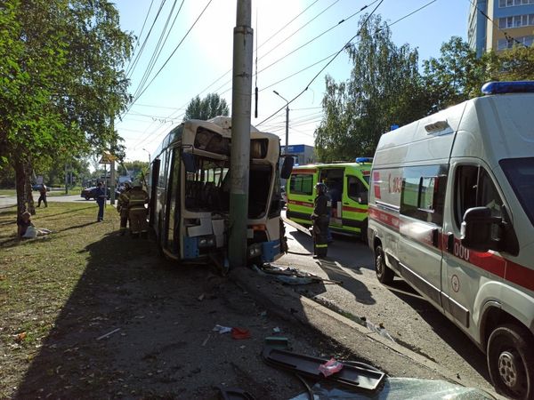 В Пензе автобус влетел в фонарный столб, 10 человек пострадали