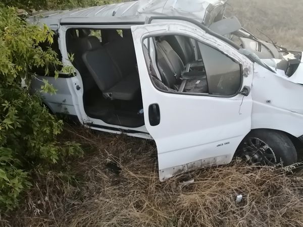 Микроавтобус опрокинулся в кювет в Воронежской области, два человека погибли