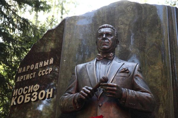 Неизвестный сообщил о "минировании" памятника Кобзону на Востряковском кладбище в Москве