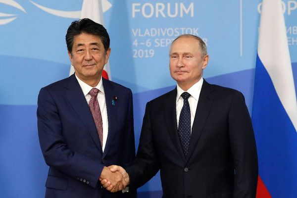 Путин позвонил уходящему в отставку Абэ и поблагодарил за совместную работу