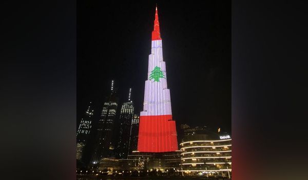 Бурдж-Халифа и Великие пирамиды Гизы окрасились в цвета Ливана после страшного взрыва в Бейруте