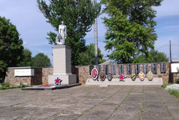 В Ростовской области приводят в порядок воинский мемориал "Сквер" на месте бывшего госпиталя