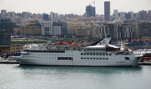 Круизный лайнер Orient Queen затонул после мощного взрыва в порту Бейрута