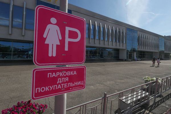 Война полов. В Казани все переругались из-за розовой женской парковки