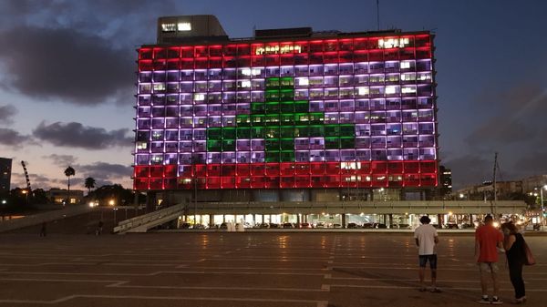 Мэрию Тель-Авива окрасили в цвета флага Ливана. На время забыли о конфликте