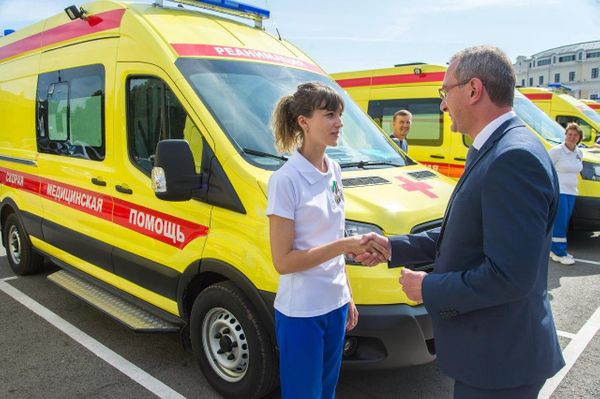 Врио губернатора Калужской области вручил врачам ключи от 10 автомобилей скорой помощи