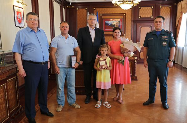 В Крыму наградили смелую Дашу, которая спасла тонущего малыша из бассейна
