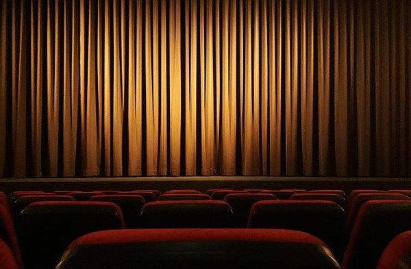 В Минкульте заявили, что семьи не более пяти человек могут сидеть рядом в кино и театрах