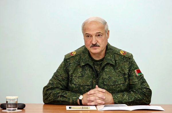"Не хочу, чтобы страну порезали на куски". Лукашенко заявил, что власть его не беспокоит