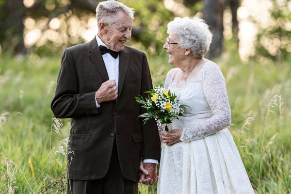 Влюблённые супруги через 60 лет повторили свадьбу, раскрыв фотографу секрет долгих отношений