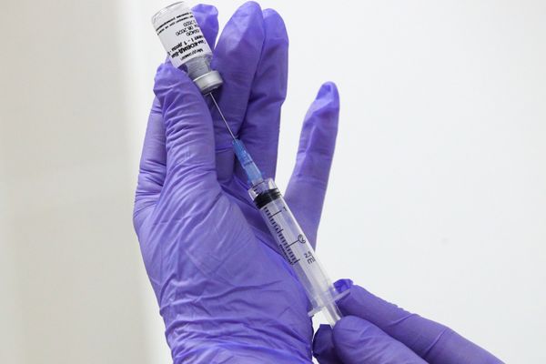 "Коек не хватает, кислород в дефиците". СМИ сообщили о желании украинских политиков тайно купить российскую вакцину от CoViD-19