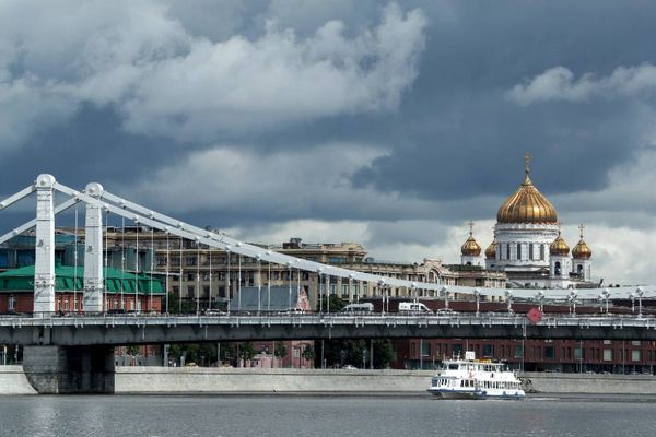 Баржа повредила Крымский мост в Москве