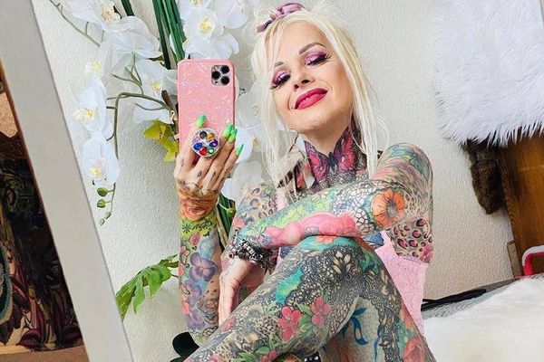 55-летняя бабушка добавила красок в жизнь и покрыла всё тело яркими тату, потратив 2,5 млн