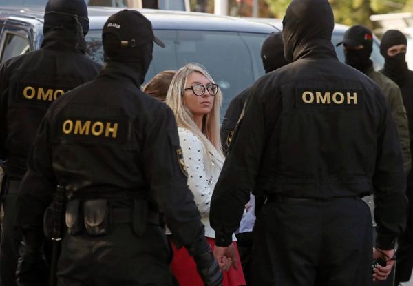 В Минске начали отпускать задержанных на "женском марше"