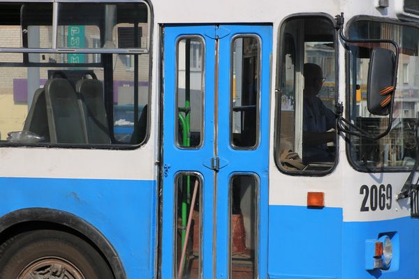 В Волгограде пассажирка троллейбуса избила кондуктора валидатором из-за требования надеть маску