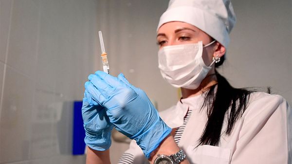 В центре Гамалеи сделали прививку от коронавируса людям в возрасте 70–80 лет
