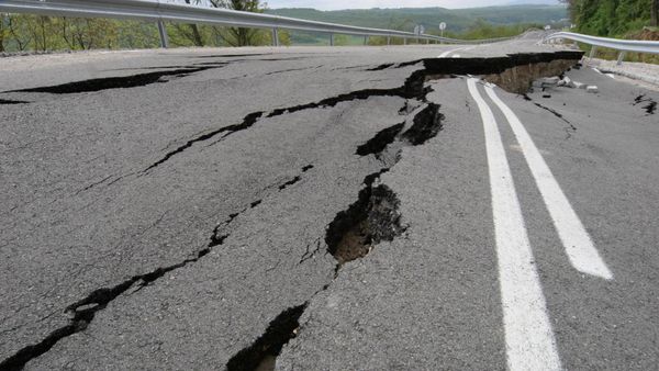 "Стены ходуном ходили!" Кадры землетрясения и последствий разрушений в Иркутской области