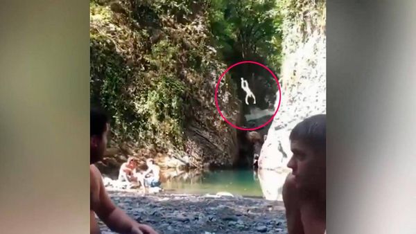 Появилось видео со смертельным прыжком парня на водопаде в Сочи, которое сняли его знакомые