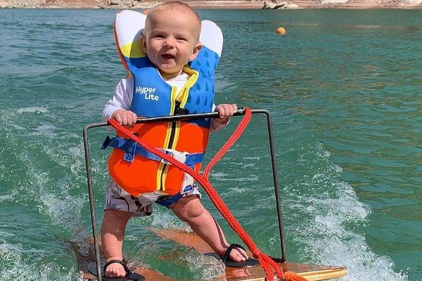 Малыш побил мировой рекорд, встав на водные лыжи в шесть месяцев, и видео с ним кажется нереальным