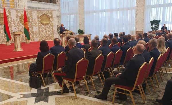 Лукашенко скрытно провёл инаугурацию и вступил в должность президента