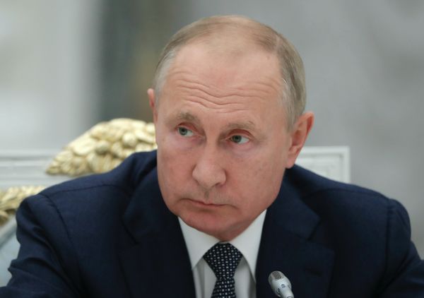 Путин — о медицинских масках: Не всегда комфортно, но болеть-то хуже