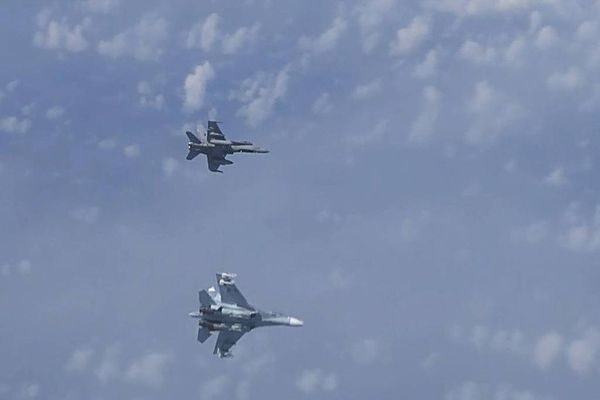 Российский Су-27 поднялся в воздух для перехвата двух бомбардировщиков США над Балтикой