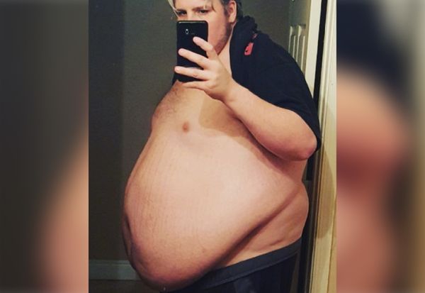 Парень потолстел до 240 кг после смерти матери, но случайная статья в журнале дала ему сил похудеть