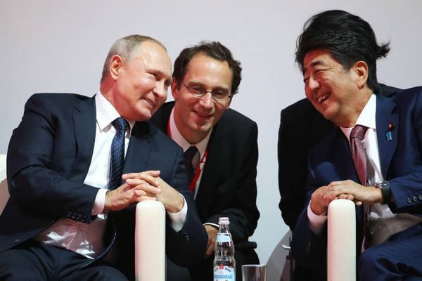 Экс-премьер Японии Абэ рассказал о самом близком моменте к заключению мирного договора с Россией