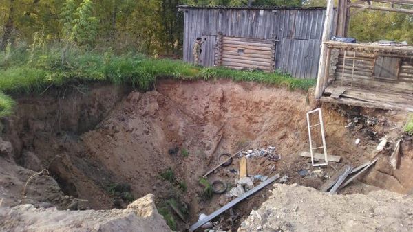 В Кировской области под землю полностью провалился дом