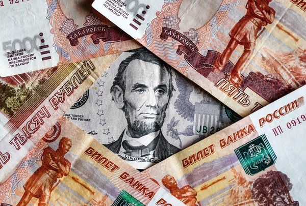 Аналитики назвали две причины подорожания доллара на 3 рубля за неделю