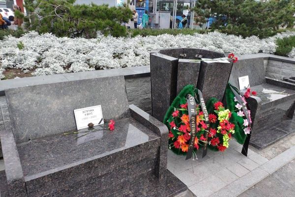 "Помним, скорбим". Жители Владивостока устроили "похороны эстетики" из-за новых гранитных скамеек