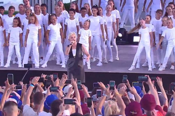 Диана Арбенина исполнила песню "Гавань" с 160 детьми, и видео с их выступлением растрогает любого