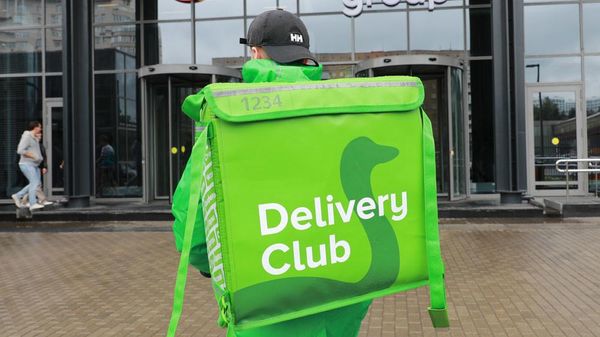 Delivery Club начал скрывать номера клиентов после истории с любвеобильным курьером