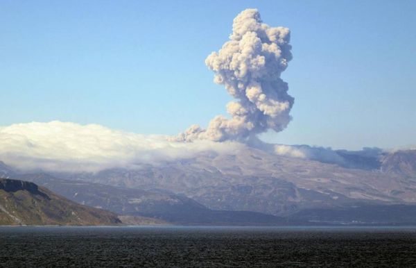 Сахалинский вулкан выбросил пепел на высоту 3,5 километра