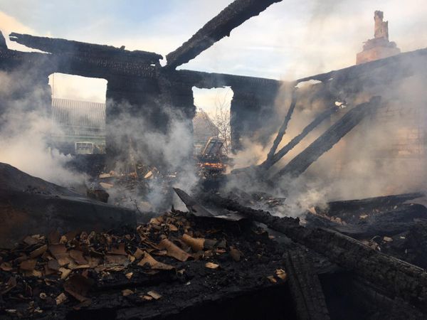 При пожаре в частном доме в Костромской области погибли две женщины и девочка